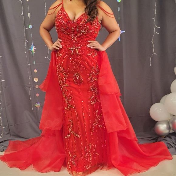 Red custom evening gown with Swarovski crystals with bead-sleeve accents ♥️ - Picture 4 of 4